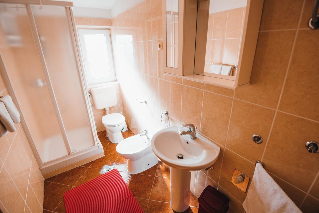Apartments Visnjic Zaboric Luaran gambar